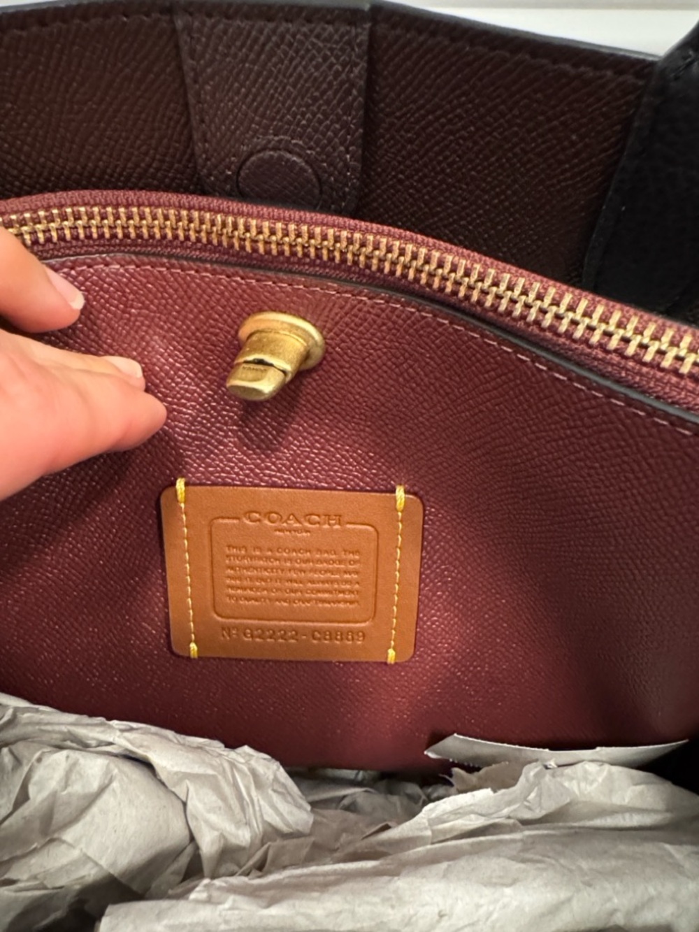 Coach Willow Tote 24 crossbody bag in black pebbled leather with maroon hangtag - Picture 6 of 8